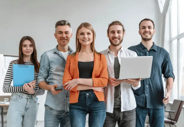 Equipe reunida em um ambiente de trabalho