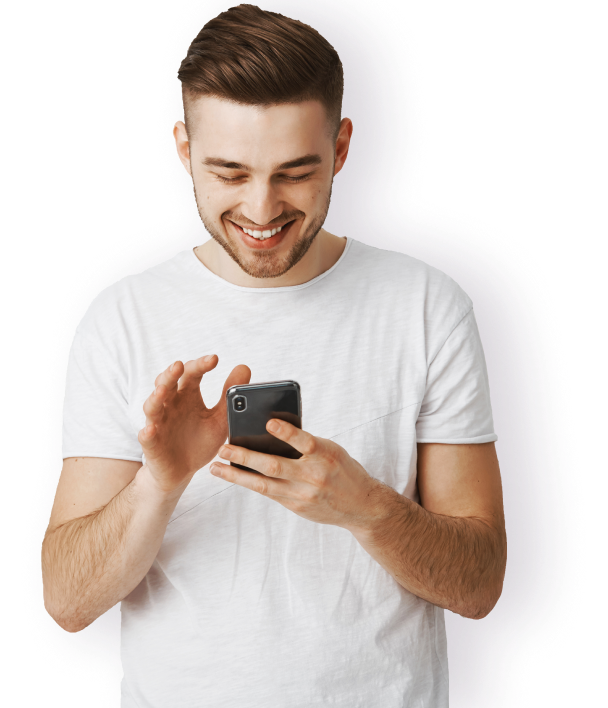 Empreendedor usando o aplicativo no celular